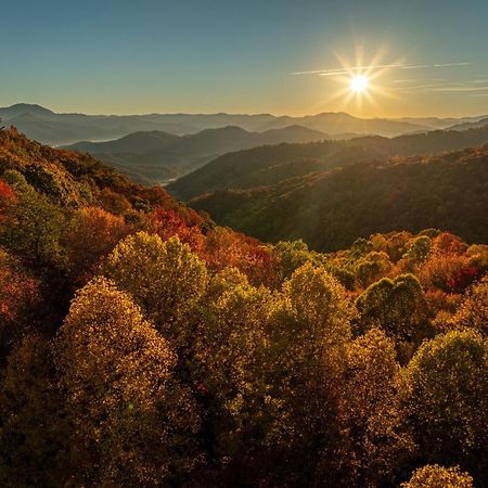 Отель Elk & Embers Mountain Hideaway Уэйнсвилл Экстерьер фото