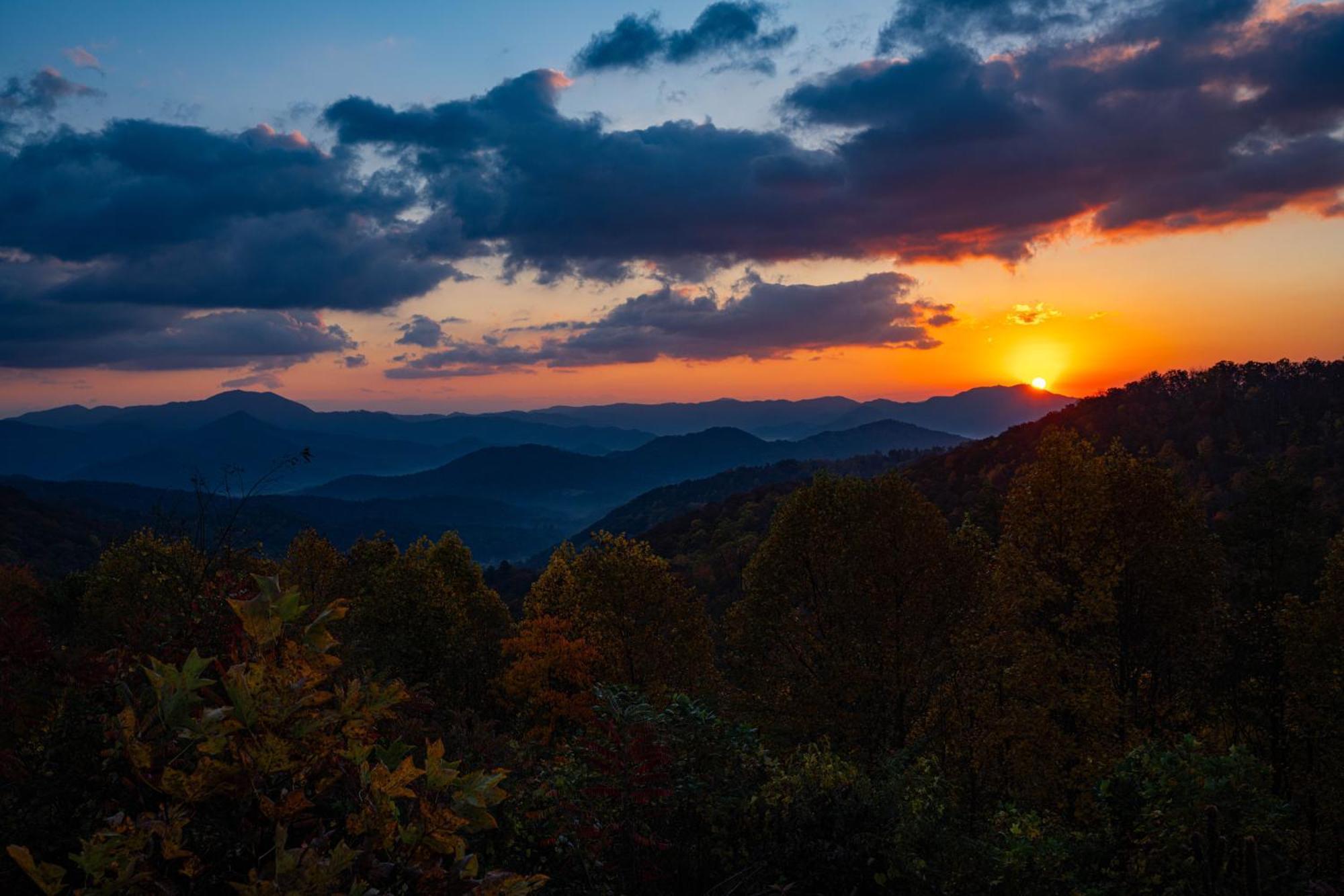 Отель Elk & Embers Mountain Hideaway Уэйнсвилл Экстерьер фото