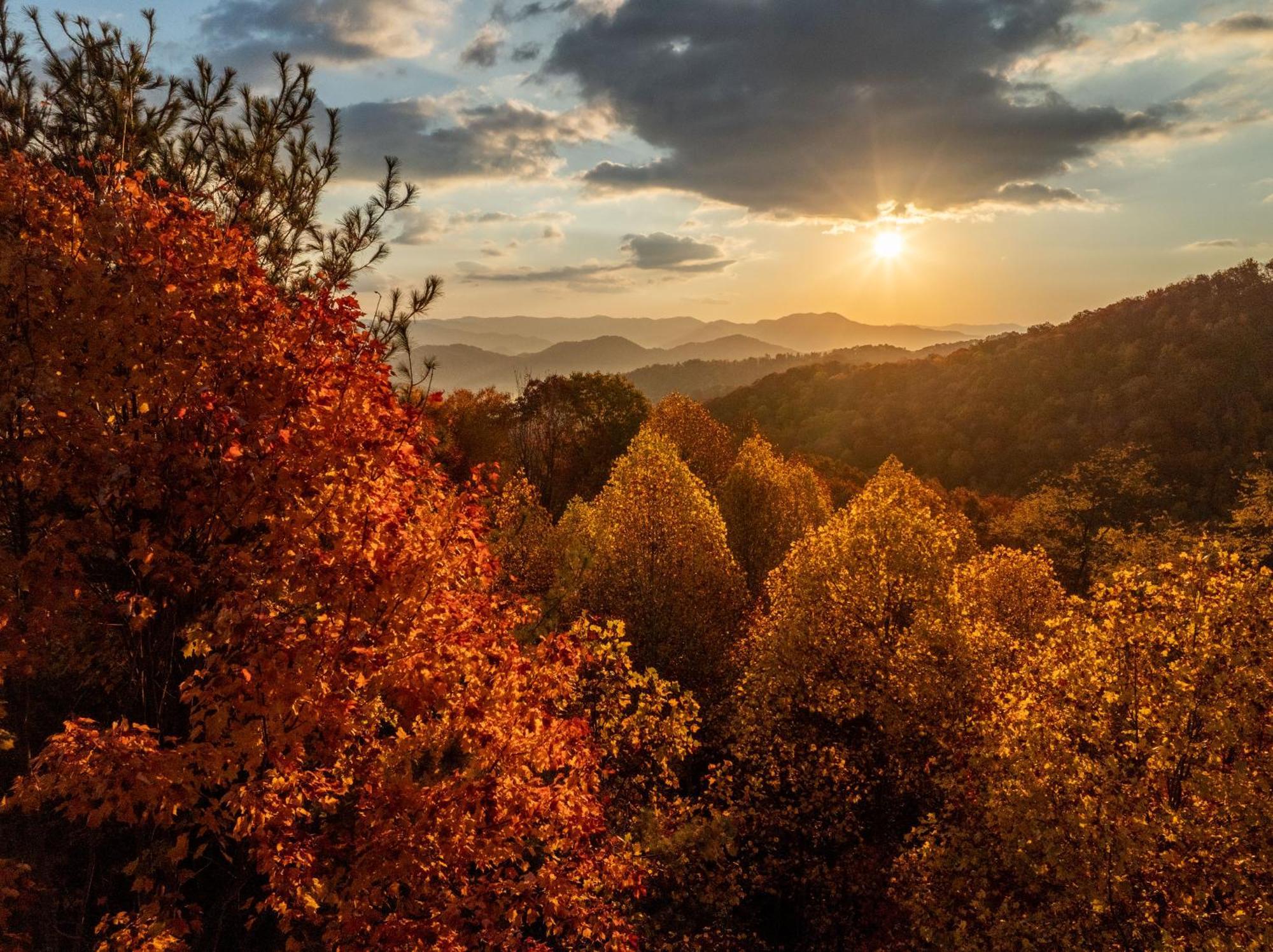 Отель Elk & Embers Mountain Hideaway Уэйнсвилл Экстерьер фото